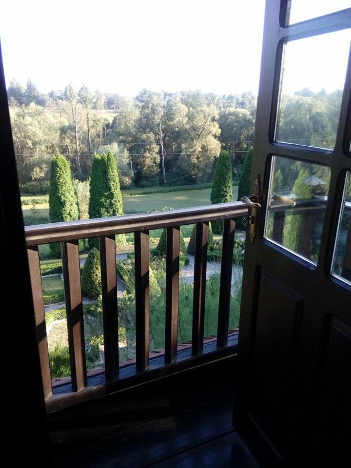 Dwor Anna Bed & Breakfast Ciecierzyn Exterior photo
